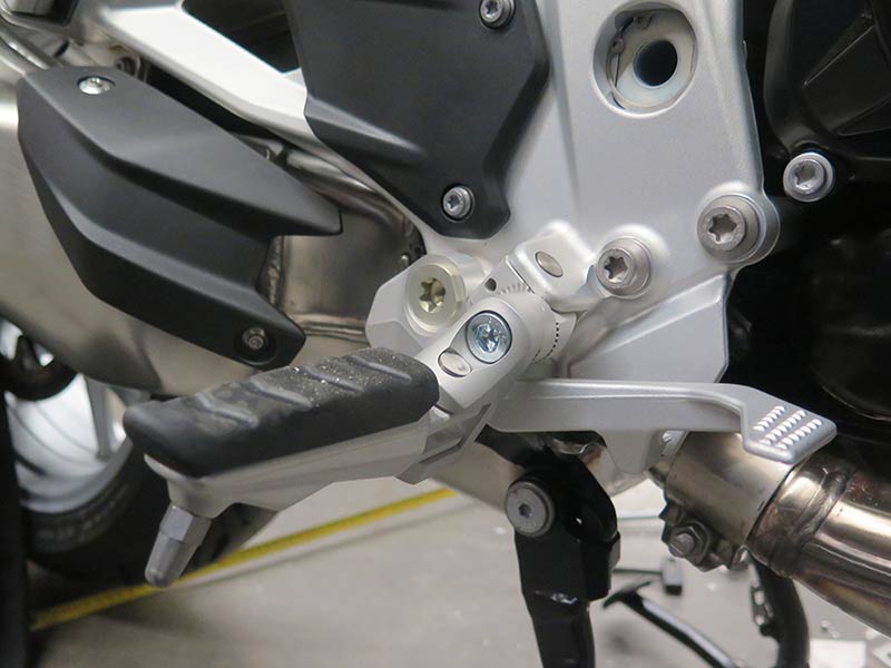 Footrest lowering for driver BMW F900XR F900R MVMotorrad.de MV