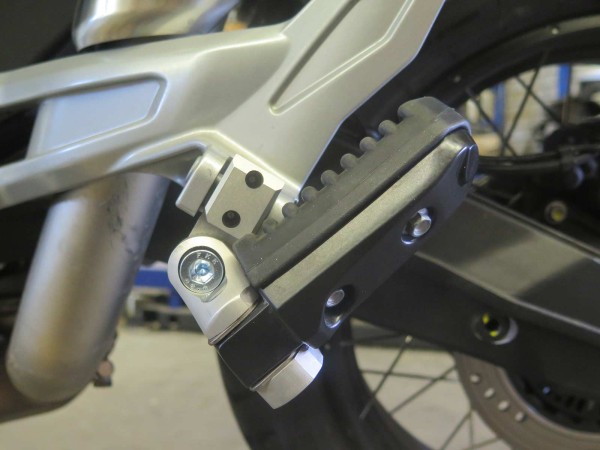 MV adattatore per poggiapiedi Moto Guzzi V85 TT-V100 Mandello
