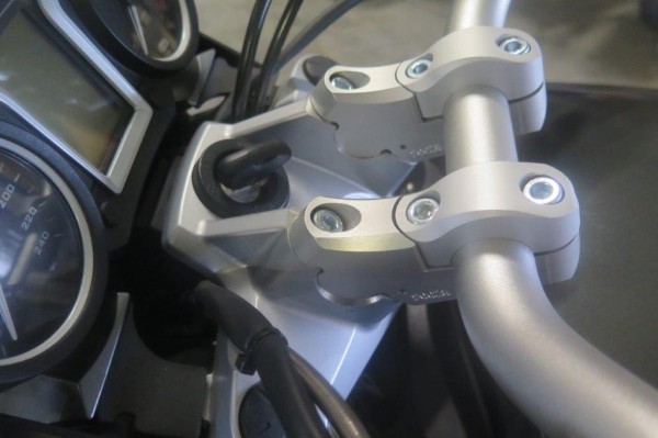 MV - Adattatore manubrio tubolare Superbike + alzata manubrio con offset per BMW R1200R 2011