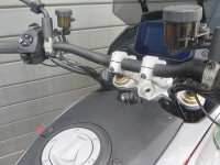 MV Rohrlenkeradapter und Lenkererhöhung mit Versatz für MotoGuzzi V100 Mandello und Stelvio 2024 sil MV Rohrlenkeradapter und Lenkererhöhung mit Versatz für MotoGuzzi V100 Mandello und Stelvio 2024 sil